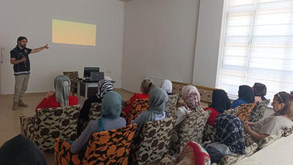 Narkotik Polisi Mahallelerde Kadınlara Eğitim Veriyor