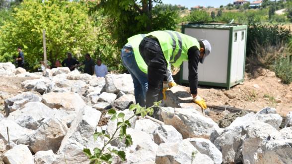 Yeşilyurt'ta Taş Duvarlarla Yol Güvenliği Artıyor