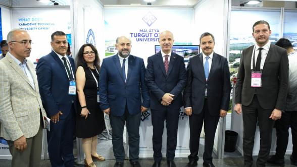  YÖK Başkanı MTÜ Standında 