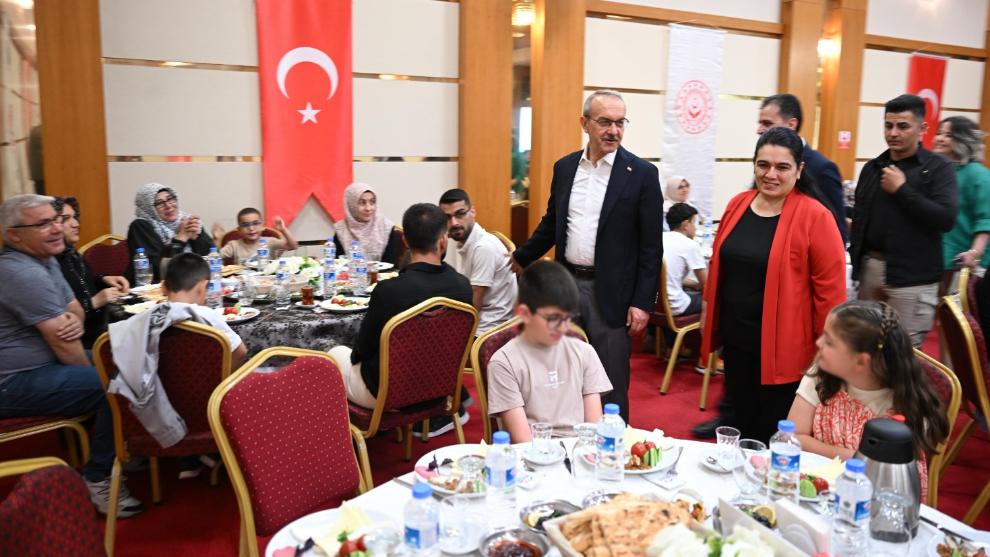 Malatya'da 41 Depremzedenin Evinde Yetim Çocuklarının Eli Tutuluyor!