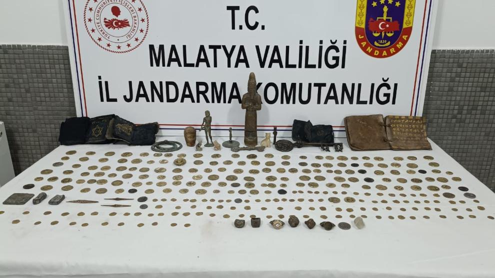 Malatya'da Büyük Tarihi Eser Operasyonu: Yüzlerce Parça Ele Geçirildi