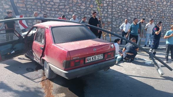 Başharıkta Kaza: Otomobil Refüje Çarptı, 4 Yaralı!