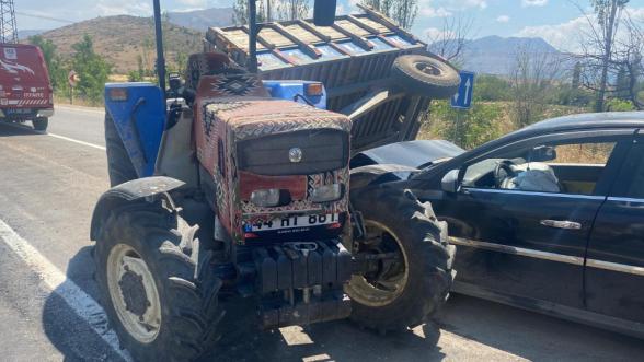 Doğanşehir'de Trafik Kazası: Otomobil Traktörle Çarpıştı, 2 Yaralı!