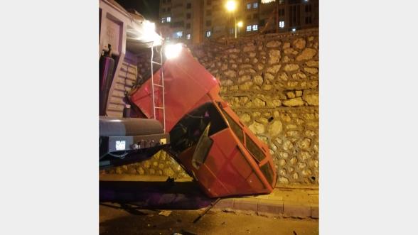 Malatya'da Akılalmaz Kaza: Otomobil 5 Metre Yükseklikten Uçtu, Askıda Kaldı!