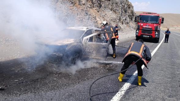 Yanan Araçtan  Son Anda Kurtuldular