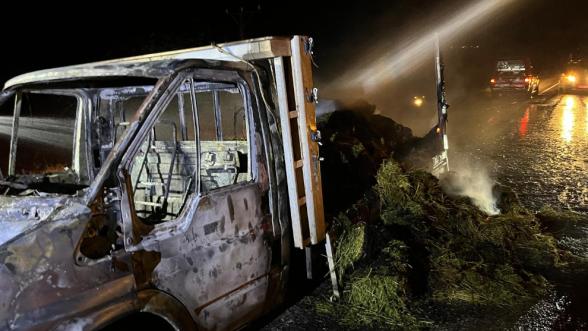 Yangında Kamyonet Kullanılmaz Hale Geldi 