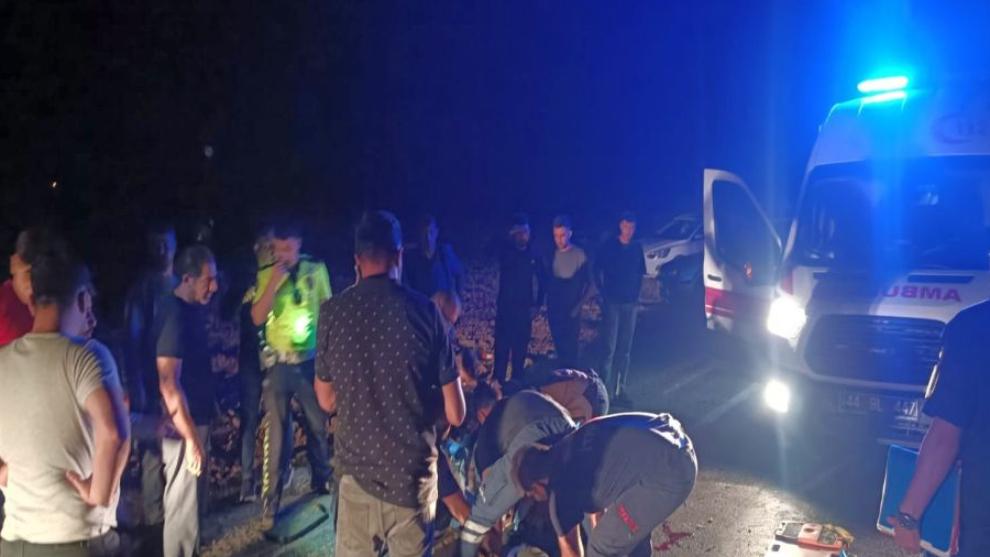Doğanşehir'de Trafik Kazası: Traktör Şarampole Yuvarlandı, Sürücü Yaralı