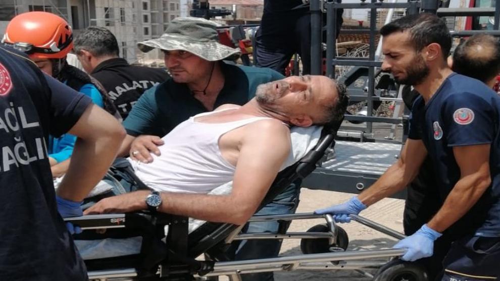 Malatya'da Kule Vinçte Mahsur Kalan Operatörü İtfaiye Kurtardı!