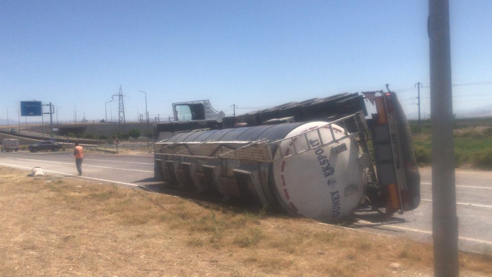 Yazıhan'da tanker kazası: Sürücü yaralandı