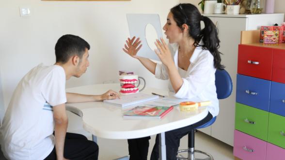 Konuşma bozukluklarına özel terapi hizmeti Malatya'da veriliyor