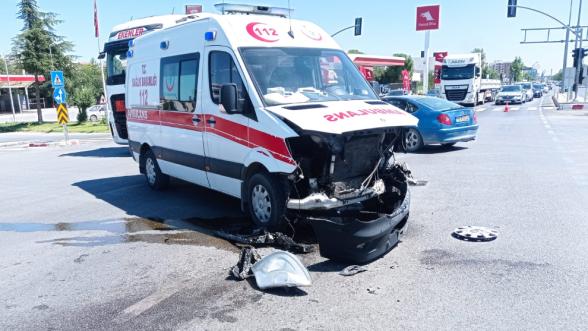Malatya'da İki Otomobil Çarpıştı, Ardından Ambulans Kaza Yaptı