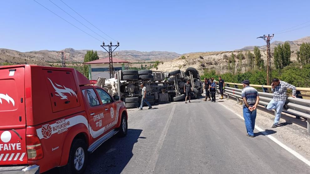 Hekimhan'da Yılan Yol'da Kaza: Beton Mikseri Devrildi