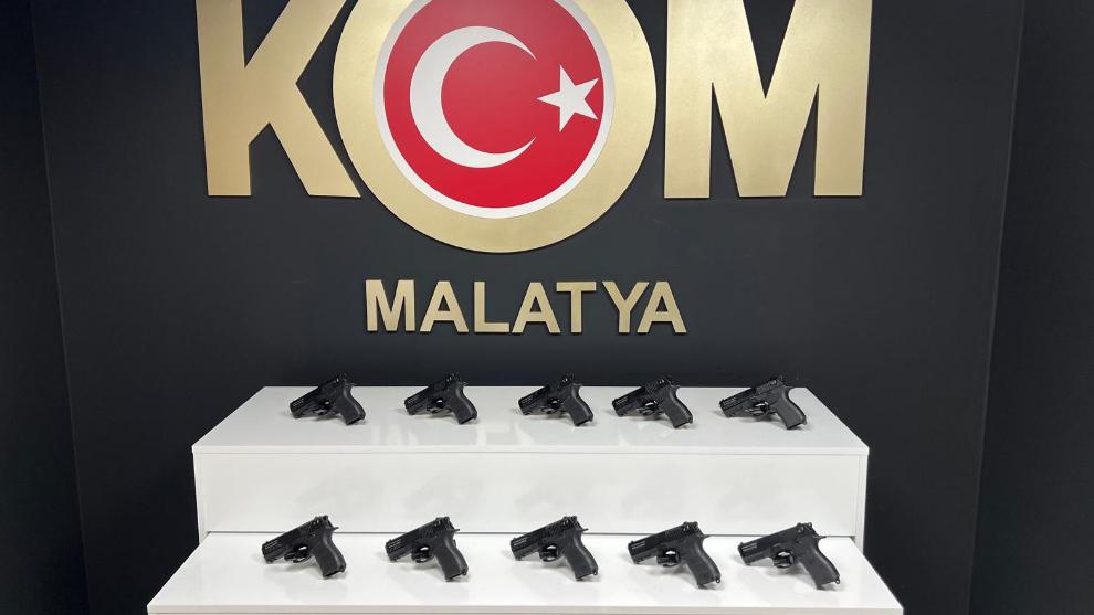 Malatya'da polis operasyonunda 10 tabanca ele geçirildi