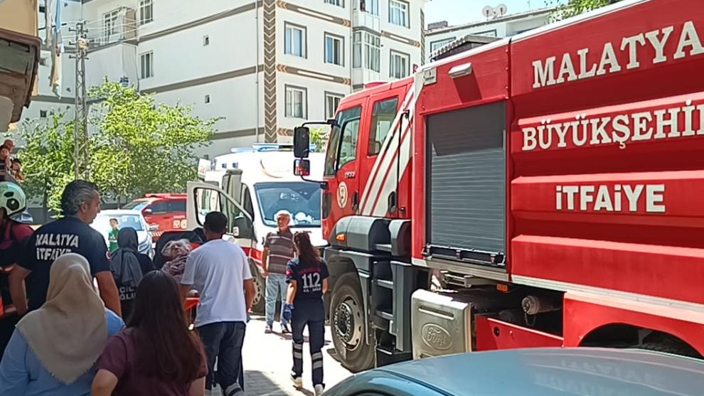 Malatya'da Yangın Alarmı: Apartman ve Arazi Yandı