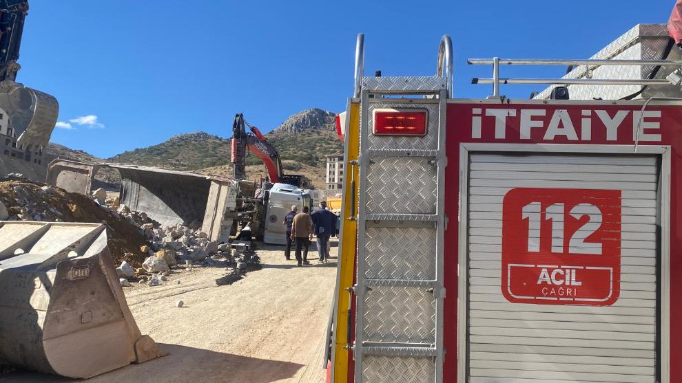 Battalgazi'de şantiyede kamyon devrildi: 1 işçi yaralı