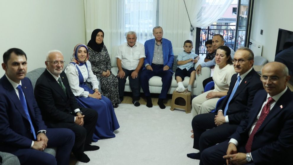 Erdoğan'dan, Malatya'da Depremzede Aileye Ziyaret
