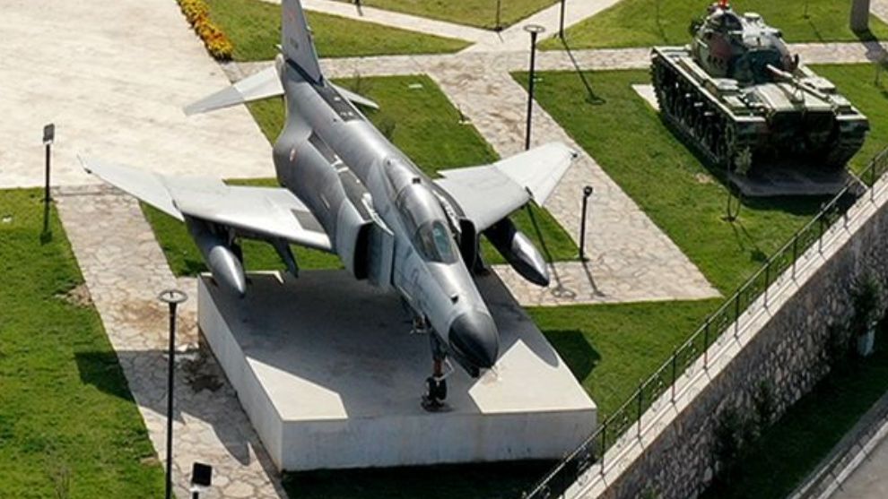 F-4 Fantom tipi savaş uçağında hareketlilik!..