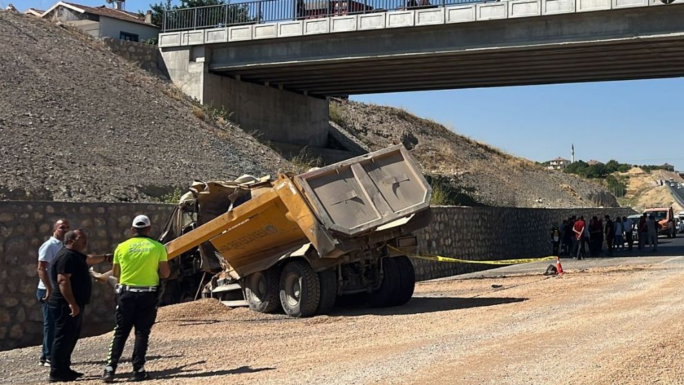 Malatya'da belediye kamyonu kaza yaptı: Sürücü öldü