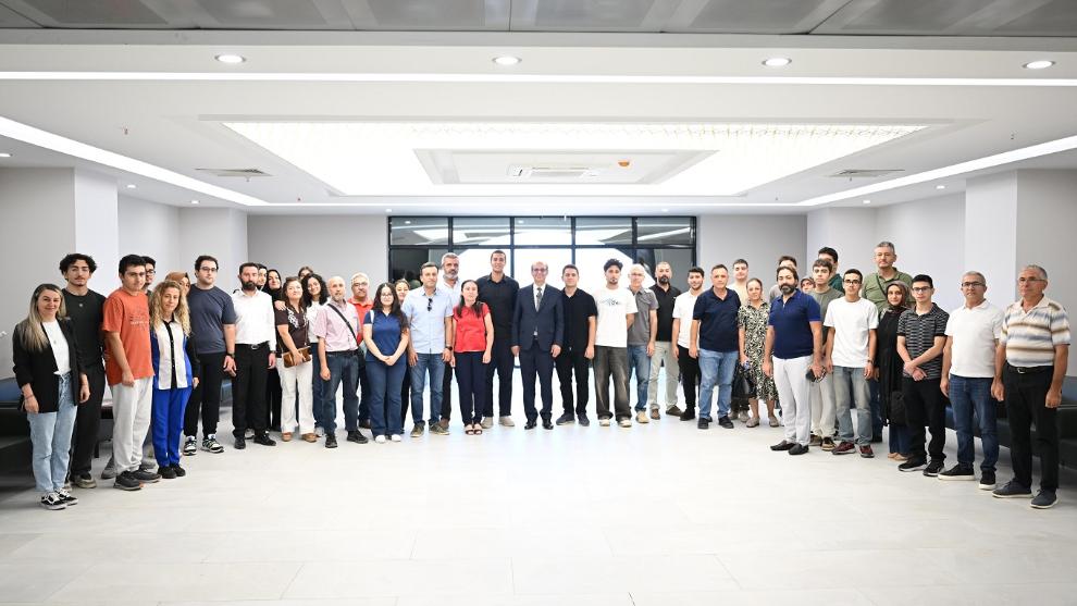 YKS'de derece yapan 31 öğrenciyi ödüllendirdi