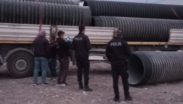 750 Kilo Boru Sürücünün Üzerine Düştü: Hayati Tehlikesi Var