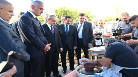 Bakan Ersoy, Gözlerini Ayıramadı