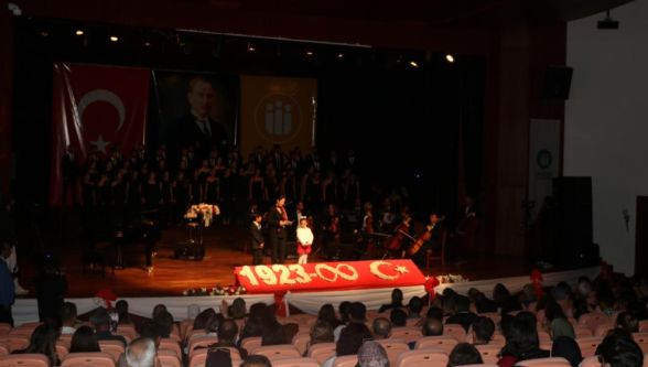 “Ezgiden Dizeye Cumhuriyet Destanı” Konseri Ayakta Alkışlandı