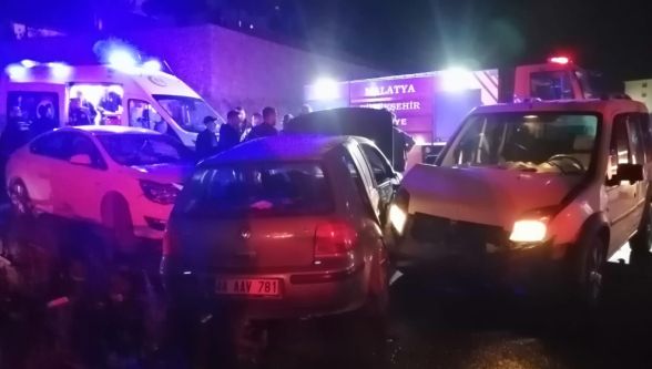 Malatya'da Korkutan Kaza: 3 Araç Çarpıştı, 2 Yaralı