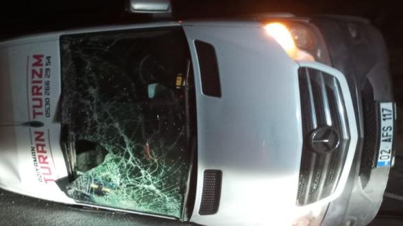 Malatya'da tur midibüsü devrildi: 13'ü öğrenci 14 yaralı