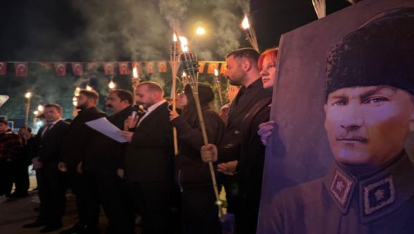 CHP Örgütü Atatürk Anıtı Önünde Toplandı