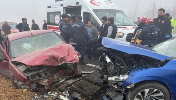 Kafa Kafaya Çarpışan Araçlardaki 5 Yaralı Kurtarıldı