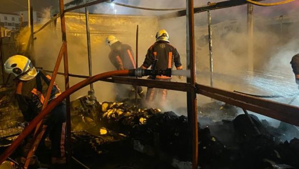  Konteyner Yangını: 4 İşyeri Zarar Gördü, Bir Kişi Yaralandı