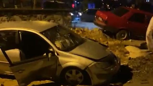 Yeşilyurt'ta İki Otomobil Çarpıştı: Üç Kişi Yaralandı