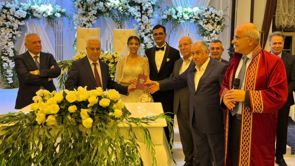 Özdemir ve Barutcuoğlu Aileleri Mutlu Günde Buluştu