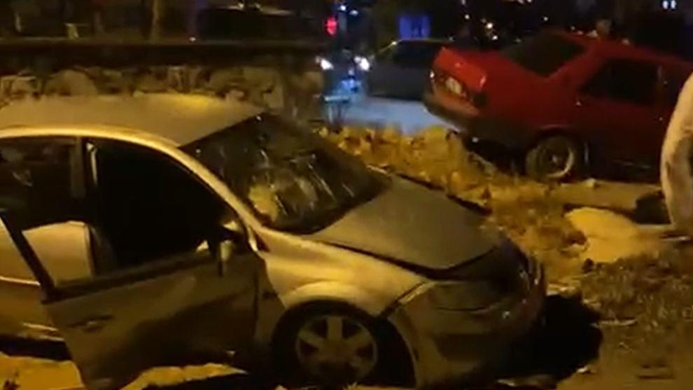 Yeşilyurt'ta İki Otomobil Çarpıştı: Üç Kişi Yaralandı