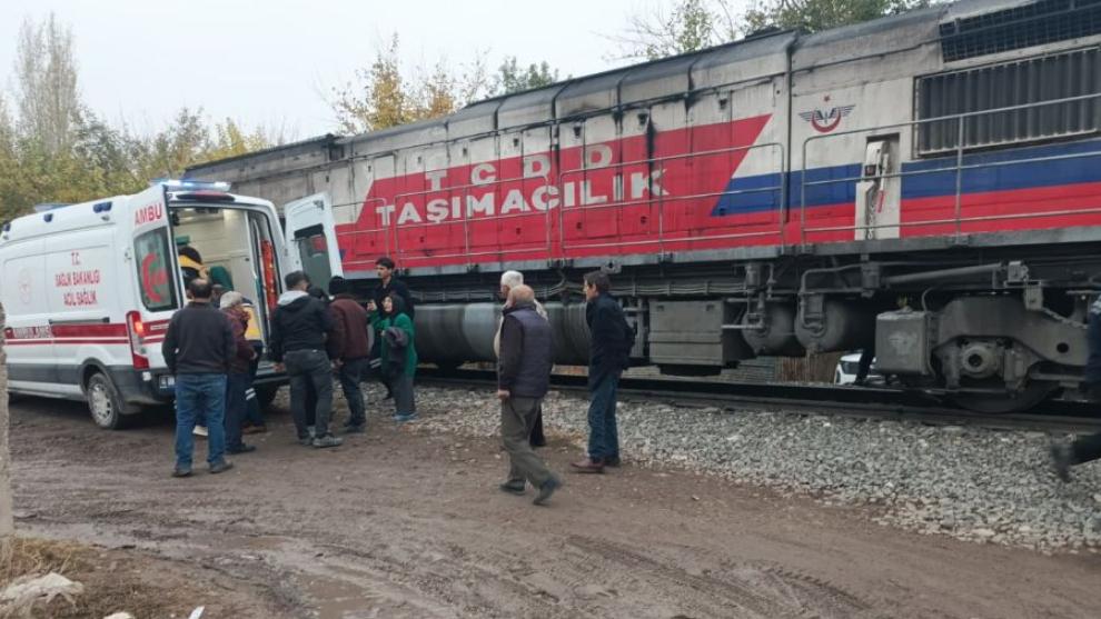Yük Treni Kazası: Raylara Düşen Bir Kişi Yaralandı