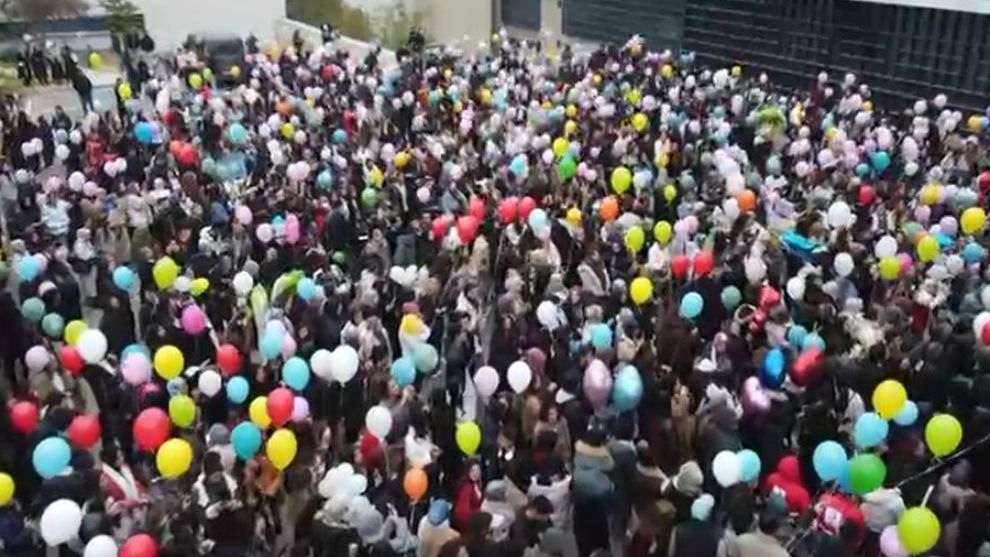 Yüzlerce Kişi Neden Hastane Önüne Toplandı?