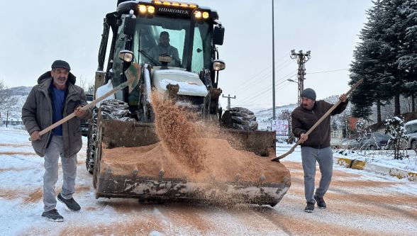 Arapgir'de Kar Mesaisi: Belediye Ekipleri Ulaşımın Kapanmaması İçin Sahada