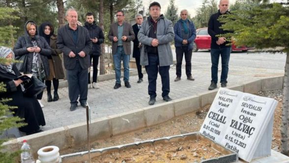 Celal Yalvaç, mezarı başında dualarla anıldı