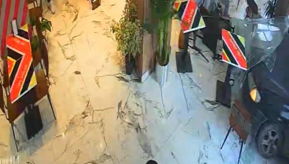 Kontrolden Çıkan Otomobil Dönerciye Girdi