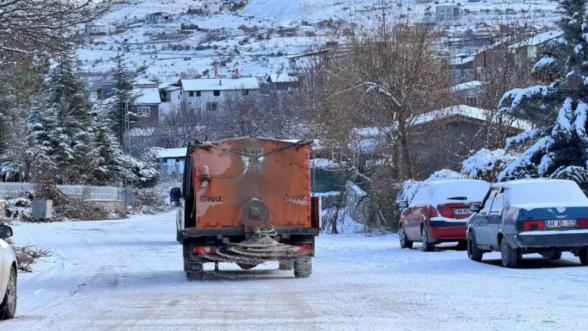 Yeşilyurt'ta Kar Alarmı: Belediye Ekipleri Tüm Sahada