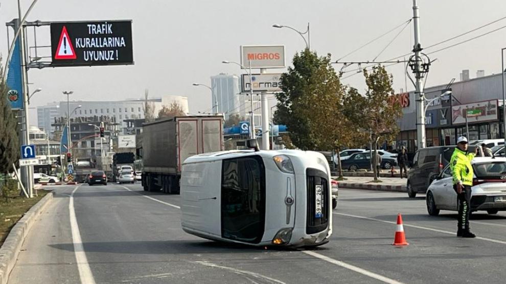 İstasyon Kavşağı'nda Trafik Felci: İki Ayrı Kaza