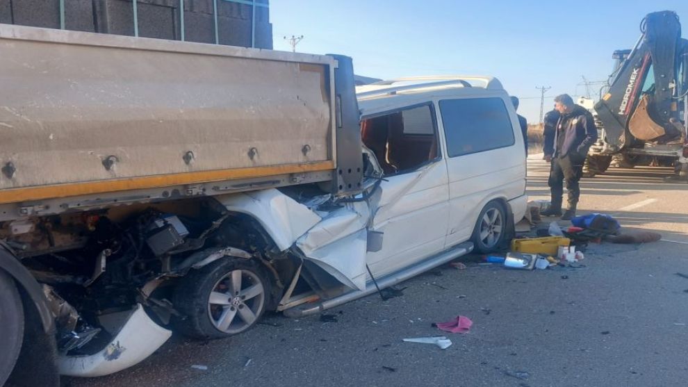 Malatya'da Korkunç Kaza: Minibüs Tıra Çarptı, Üç Kişi Yaşamını Yitirdi