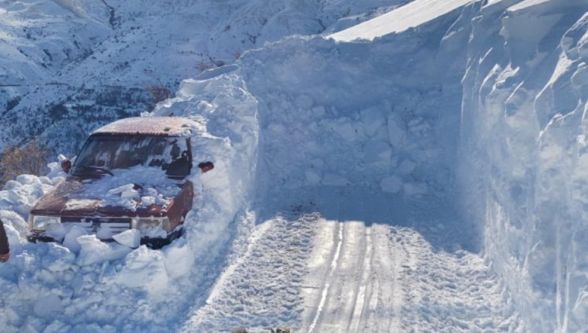 Akuşağı'nda Define Değil, Araba Buldular: İşte 3 Metrelik Sürpriz!