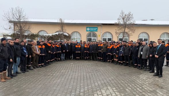 Alın Teri Kar Tanelerine Karıştı: Personel ve Başkan Omuz Omuza!