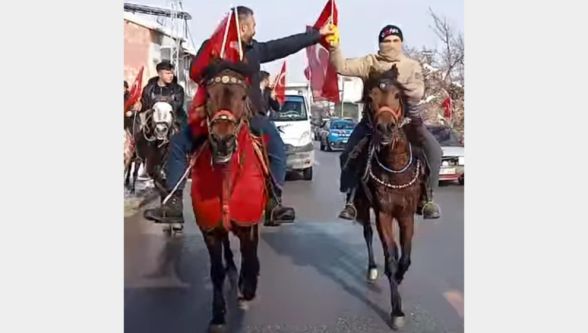 Banazı'nda Bayrak Tepkisi: Meydanda Protesto ve Konvoy