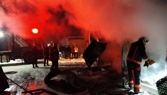 Bir ailenin barınağı kül oldu: Konteyner kentte hüzünlü anlar