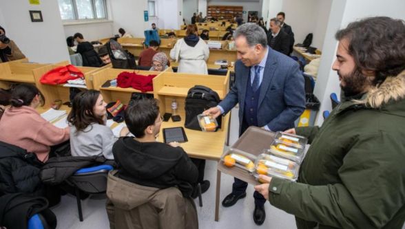  Final Haftasında Öğrencilere Meyve İkramı