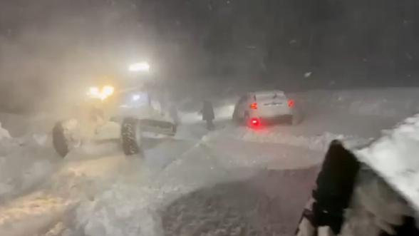 Malatya'da karla mücadele sürüyor, mahsur kalanlar kurtarıldı 