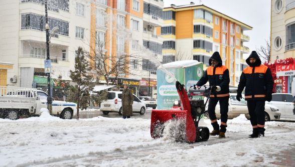 Yeşilyurt'ta Kar Nöbeti: Belediye Ekipleri 24 Saat Sahada