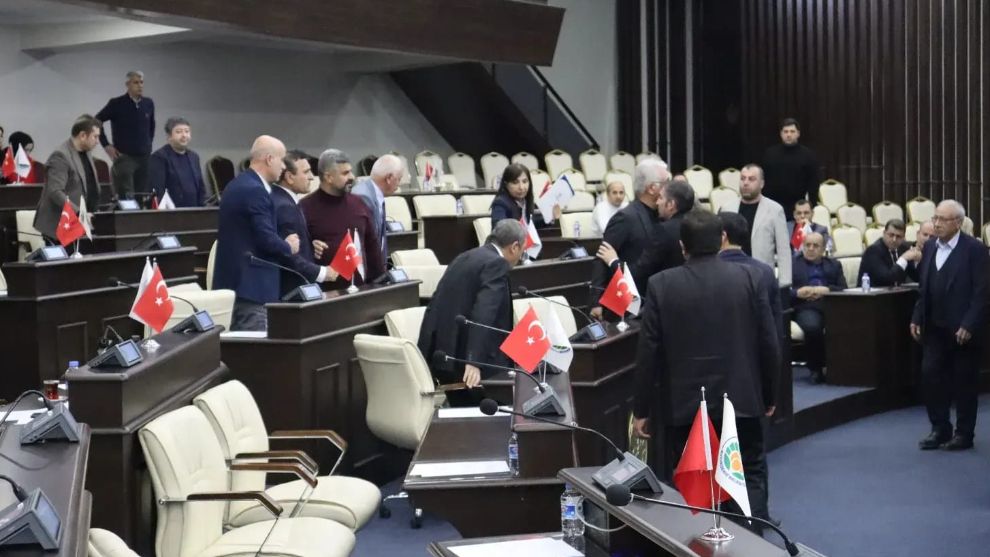 Mecliste "Fırın" Kavgası: Ekmek Çıkmadan Tansiyon Pişti!